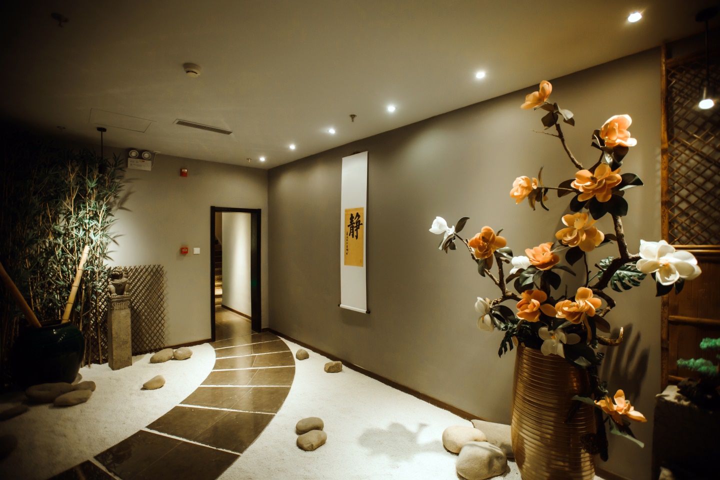 彩虹般的轻纱轻薄如云,随着舞者的动作似乎要飘回天空,可是【花韵】